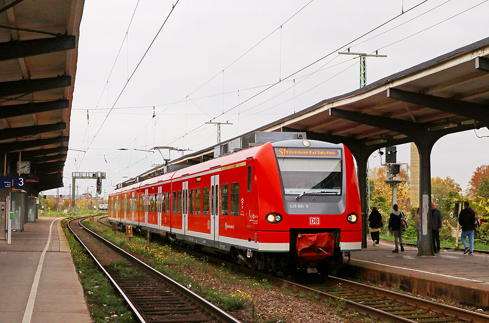 Die Magdeburger S-Bahn im Bahnhof Magdeburg-Neustadt