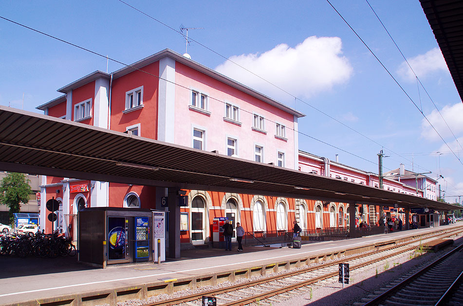 Das Bahnhofsgebäude vom Bahnhof Singen (Hohentwiel).