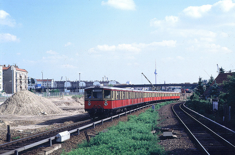 Eine S-Bahn der Baureihe 475 im Bahnhof Bornholmer Straße in Berlin