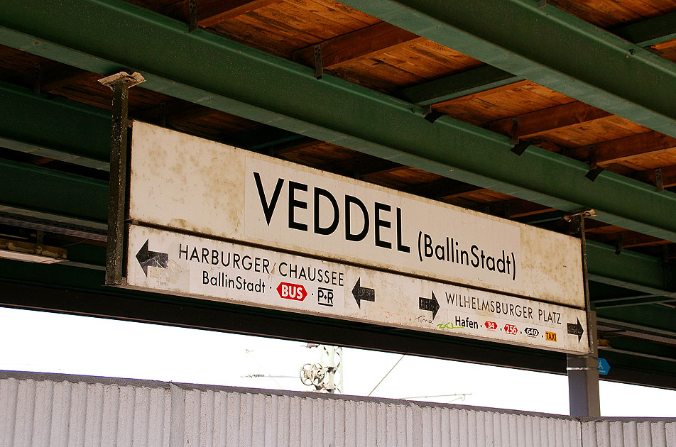 Das Bahnhofsschild von der S-Bahn-Haltestelle Veddel in Hamburg