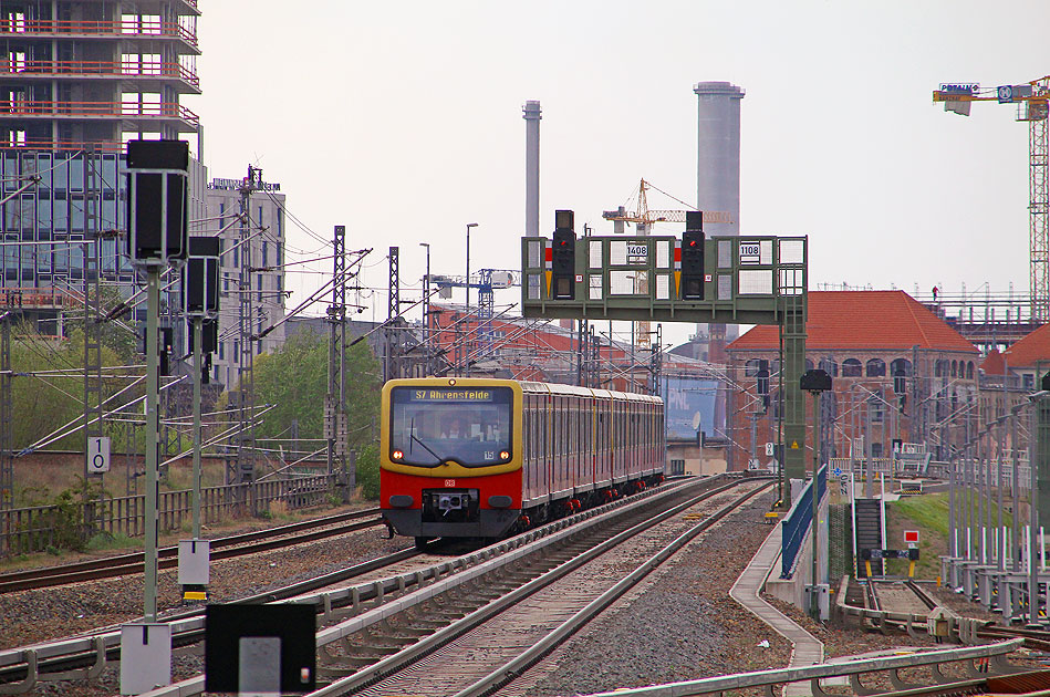 Eine Berliner S-Bahn der Baureihe 481 am Bahnhof Warschauer Straße