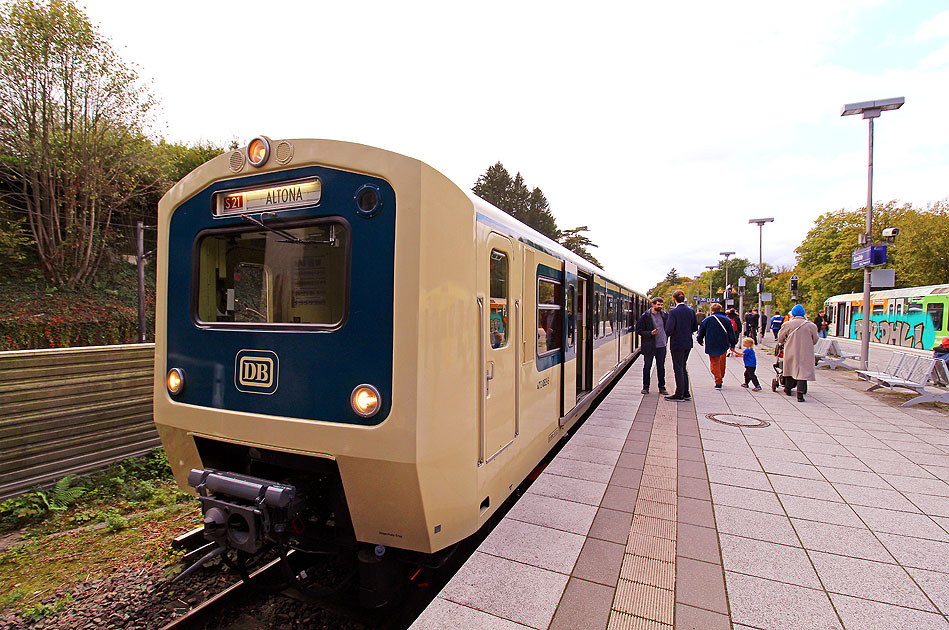 Der Museumszug 472 262 im Bahnhof Aumühle