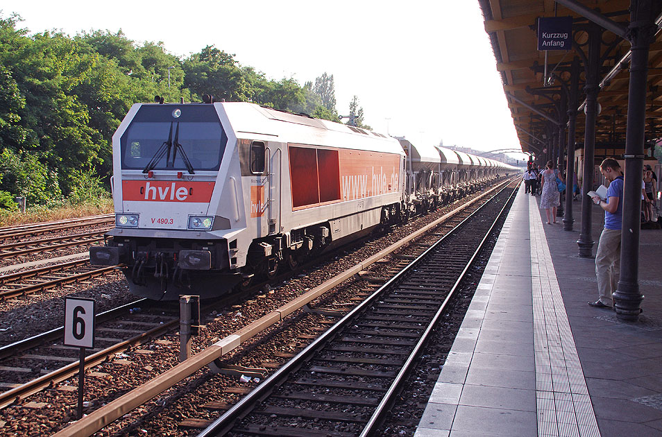 Eine HVLE Maxima-Lok von Voith am Bahnhof Berlin-Neukölln