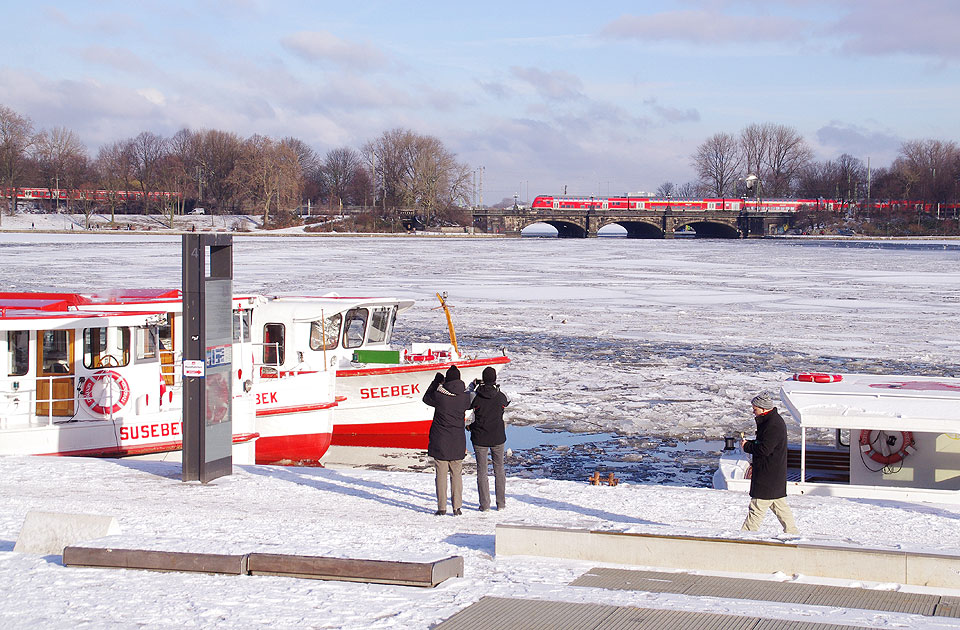 Der Jungfernstieg mit Binnenalster und Lombardsbrücke im Winter bei Schnee und Eis