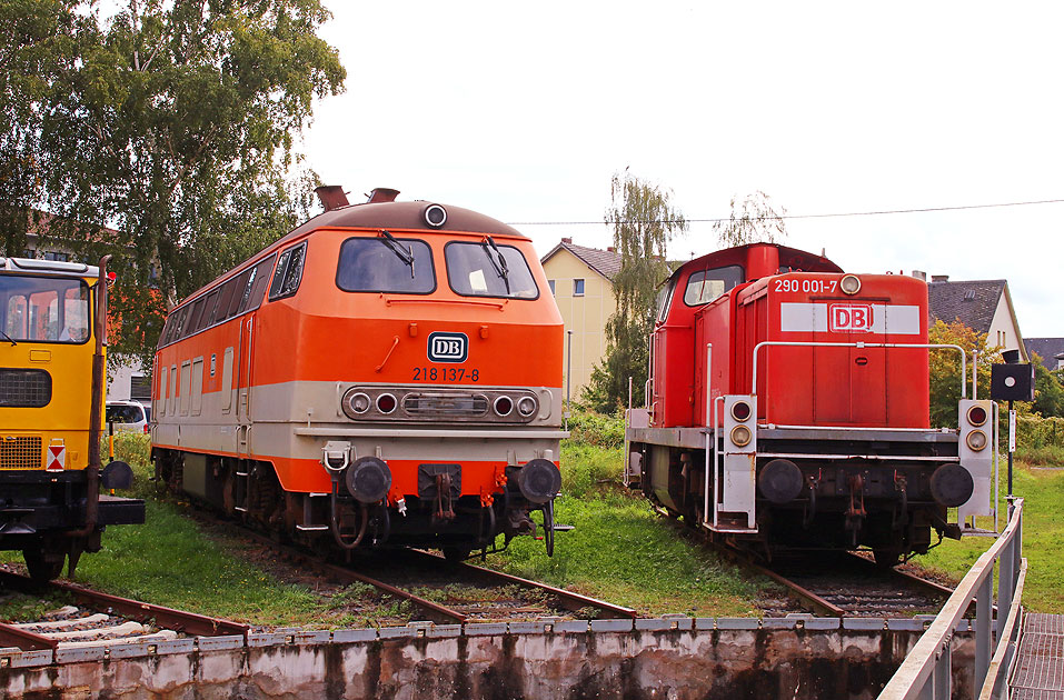 Die 218 17-8 mit der 290 001-7 im DB Museum Koblenz-Lützel