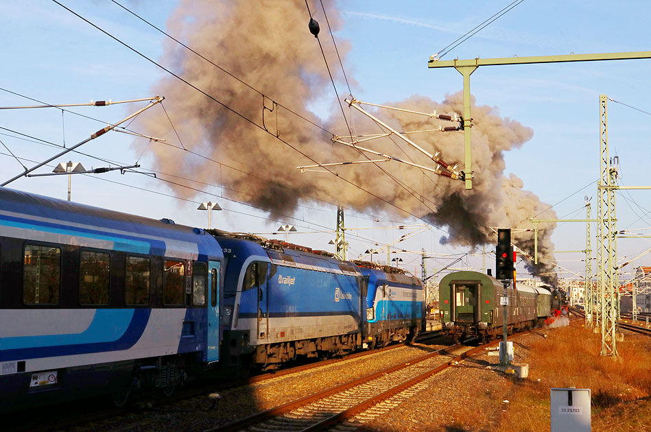 Mit Volldampf verlässt die Dampflok 52 8141 den Bahnhof Dresden-Neustadt