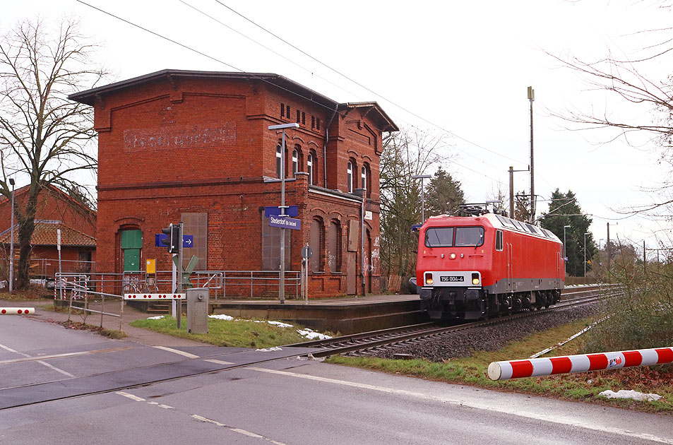 Eine Lok der Baureihe 156 fährt durch den Bahnhof Stederdorf