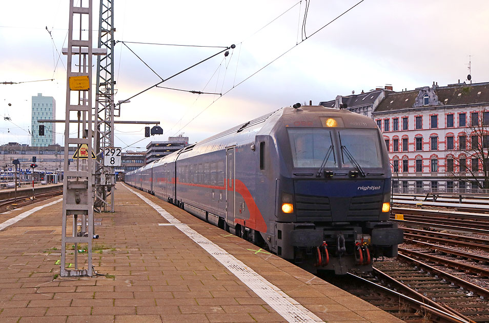 Der ÖBB Nightjet im Bahnhof Hamburg-Alltona