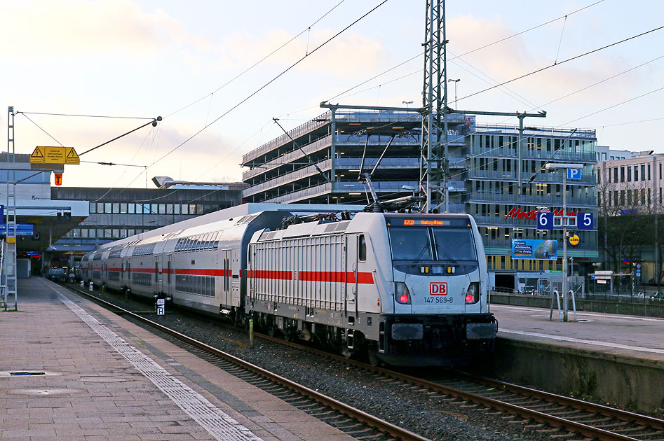 Die 147 569-8 mit einem IC aus Magdeburg Hbf in Hamburg-Altona