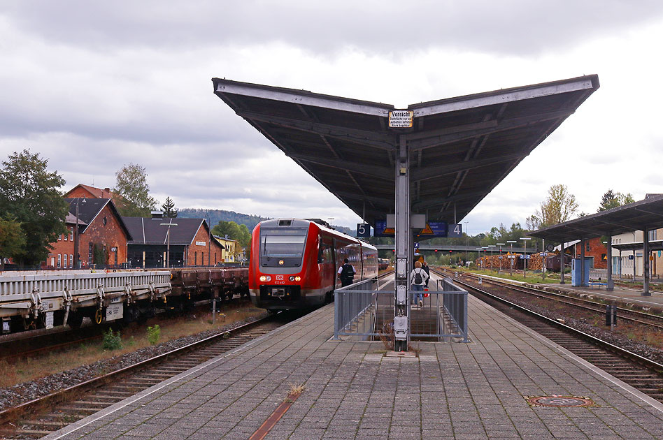 Ein Triebwagen der Baureihe 612 im Bahnhof Neuenmarkt-Wirsberg