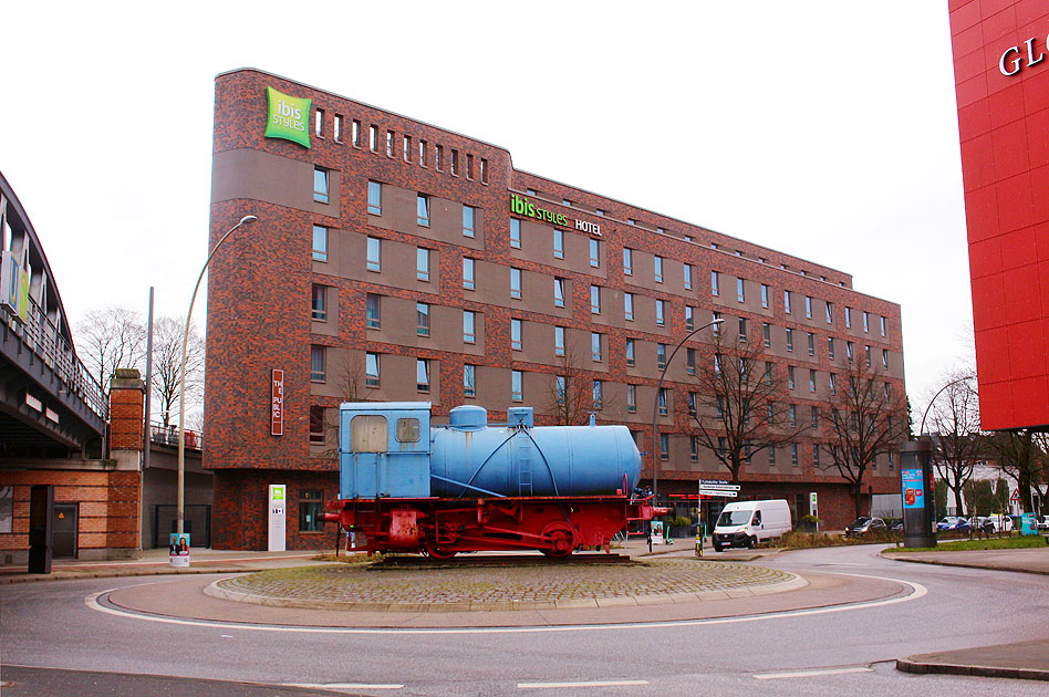 Hotel und Dampfspeicherlok am Bahnhof Barmbek in Hamburg