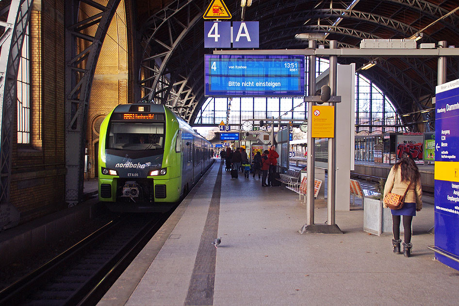 Nordbahn Triebwagen im Bahnhof Hamburg Dammtor