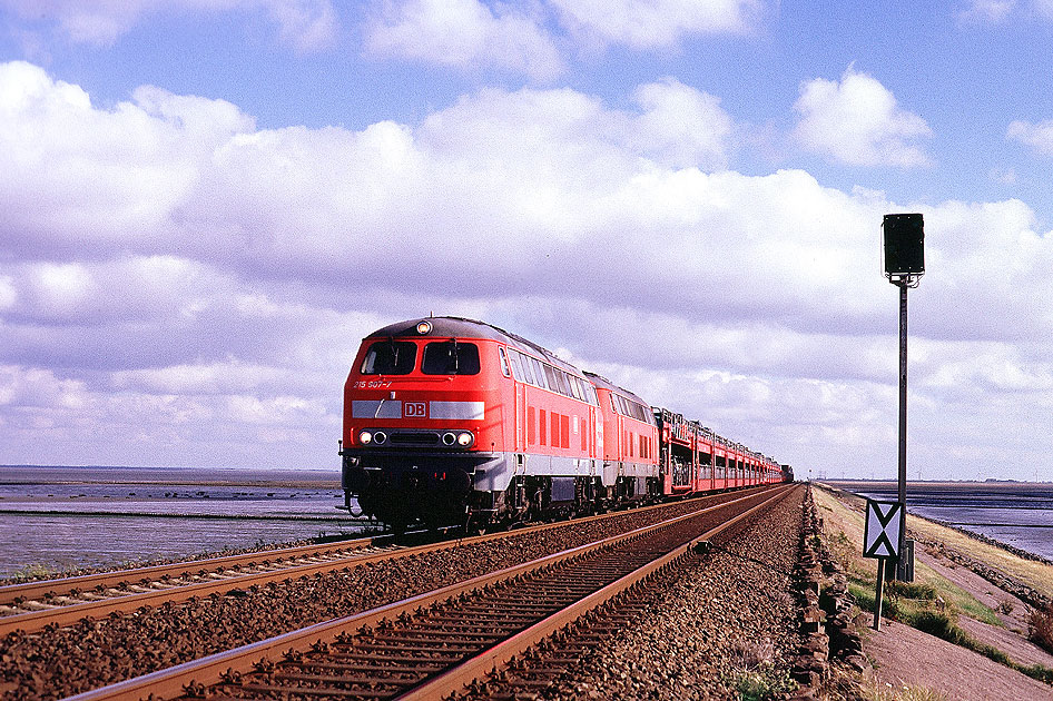 Ein Autozug auf dem Hindenburgdamm
