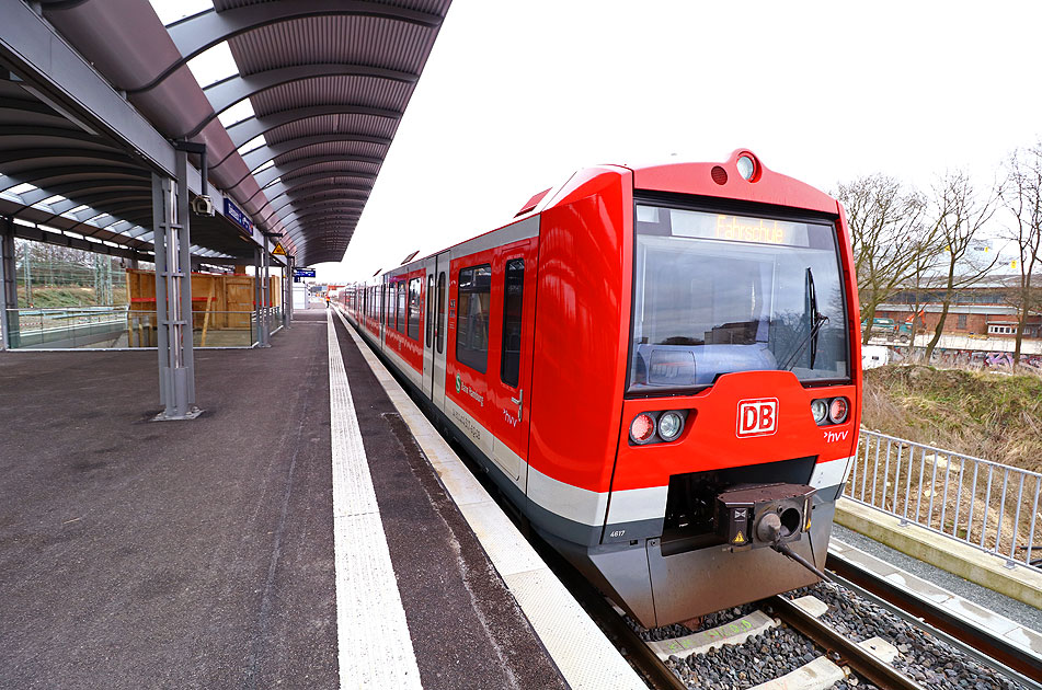 Eine S-Bahn der Baureihe 474 im Bahnhof Hamburg Diebsteich