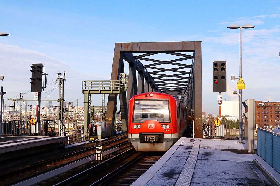 Eine S-Bahn der Baureihe 474 im Bahnhof Elbbrücken in Hamburg