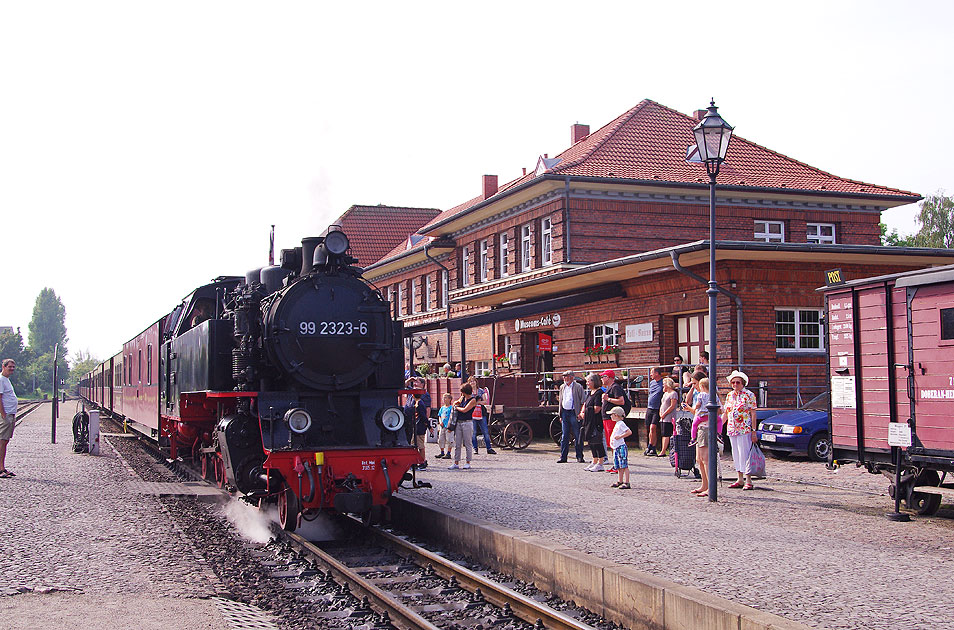 Die Mecklenburgische Bäderbahn - Molli im Bahnhof Kühlungsborn West - die 99 2323-6