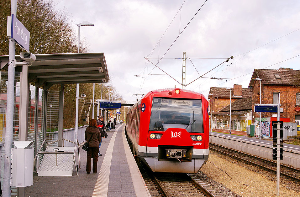 Die S-Bahn in Horneburg - Ein Triebwagen der Baureihe 474