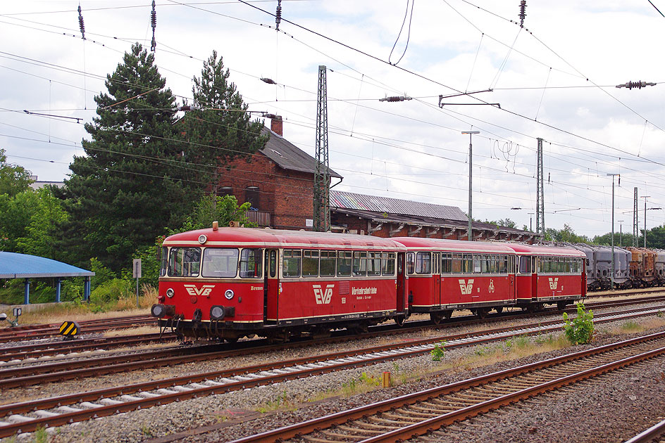 Der Moorexpress - Uerdinger Schienenbus im Bahnhof Stade