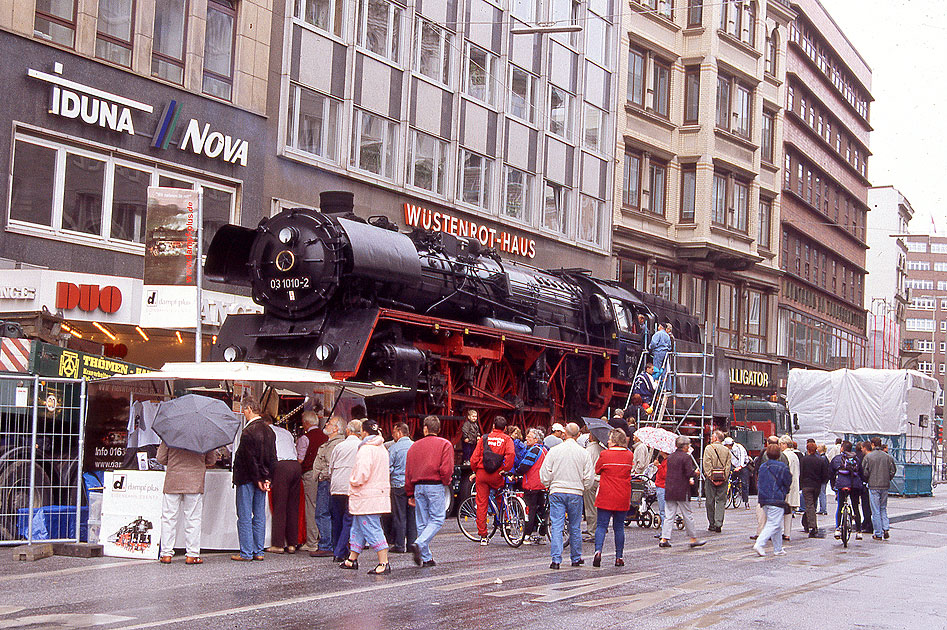 Die Dampflok 03 1010 auf dem Hamburger Jungfernstieg