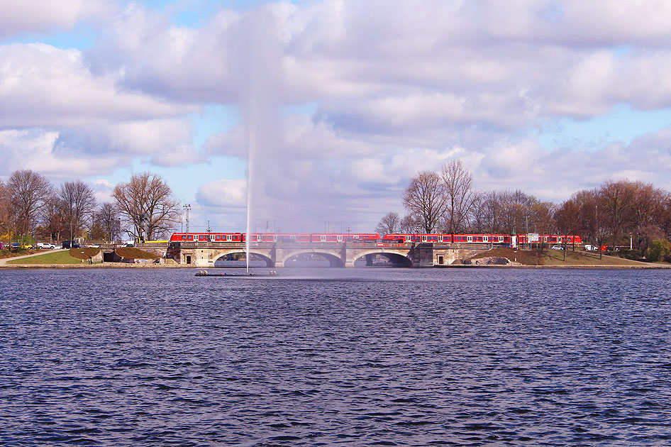 Eine S-Bahn der Baureihe 490 auf der Hamburger Lombardsbrücke