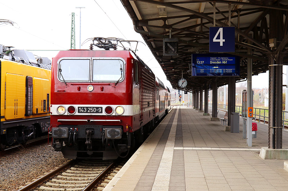 Ein Zug der S-Bahn Dresden im Bahnhof Freiberg (Sachsen)