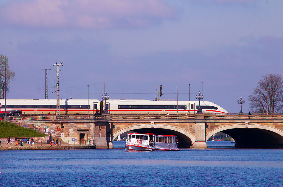 Die Lombardsbrücke mit einem ICE und Alsterdampfer in Hamburg