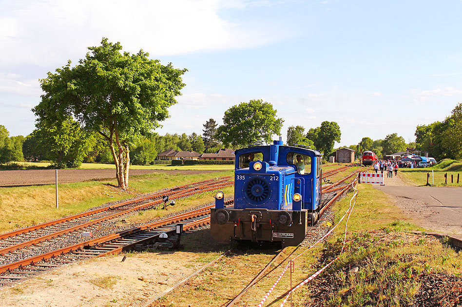 Die EVB-Lok 335 212 im Bahnhof Gnarrenburg
