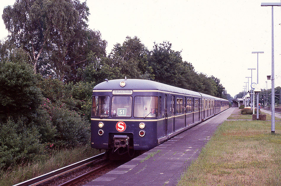 Zwei S-Bahn-Triebzüge der Baureihe 470 im Bahnhof Hamburg Mittlerer Landweg