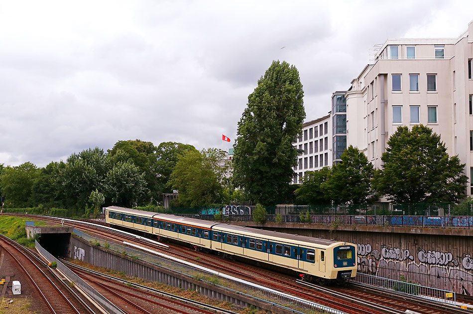 Der S-Bahn-Museumszug 472 262 am Hamburger Hbf