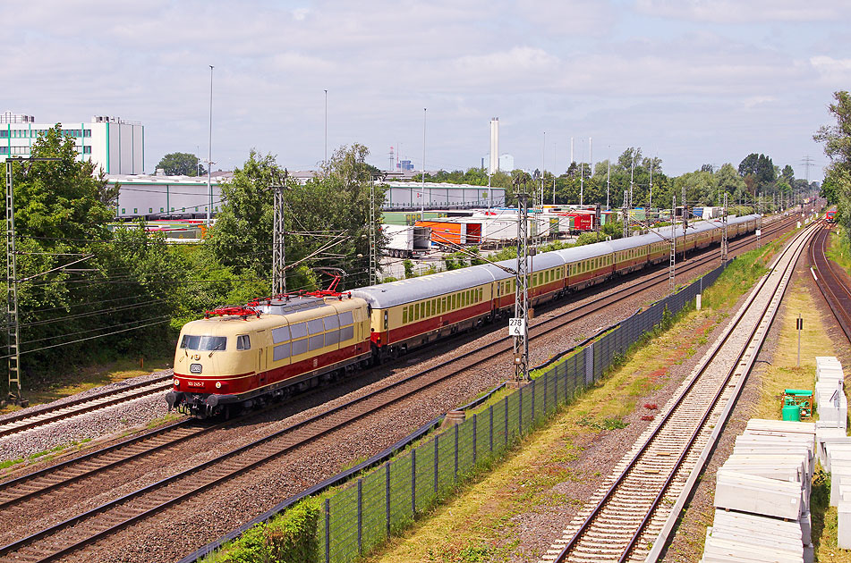 Die 103 245-7 mit einem AKE-Sonderzug in Hamburg-Billwerder-Moorfleet