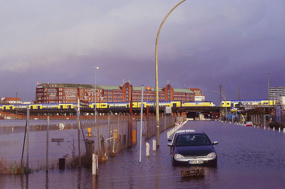 Die Oberhafenbrücke und Stockmeyerstraße in Hamburg während einer Sturmflut