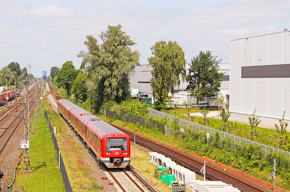 Eine S-Bahn der Baureihe 474 im Bahnhof Billwerder Moorfleet