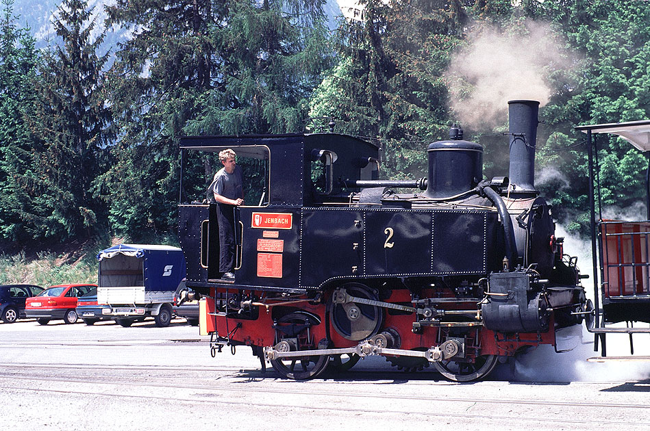 Die Lok 2 der Achenseebahn im Bahnhof Jenbach