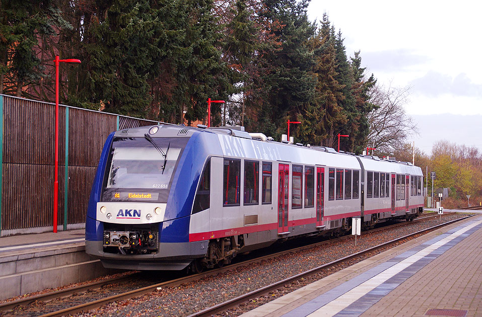 Ein AKN Lint im Bahnhof Hörgensweg in Hamburg