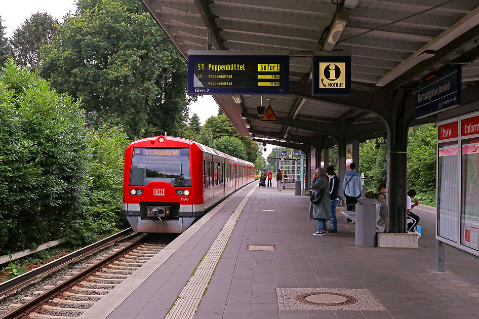Eine S-Bahn der Baureihe 474 im Bahnhof Kornweg in Hamburg