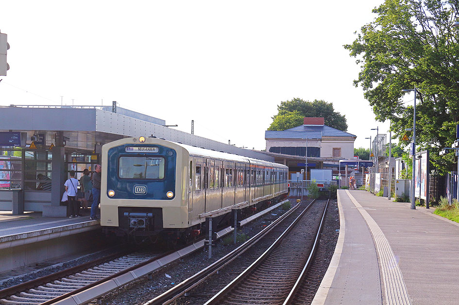 Der Museumszug 472 262 im Bahnhof Pinenberg
