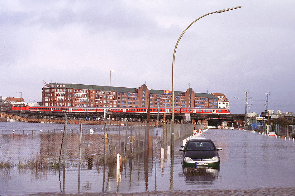 Hochwasser an der Oberhafenbrücke in Hamburg