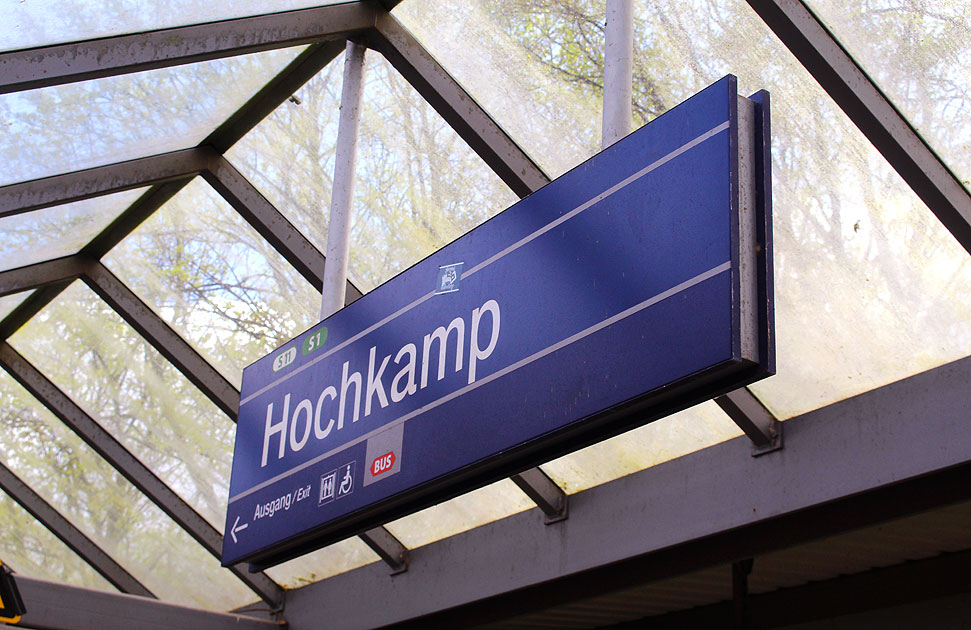 Ein Bahnhofsschild vom Bahnhof Hochkamp