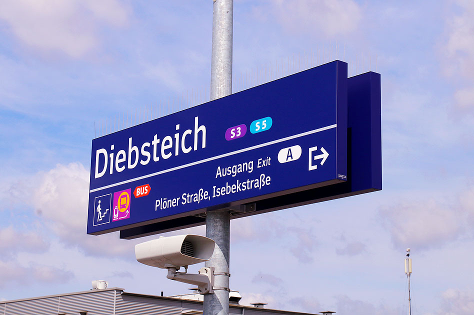 Ein Bahnhofsschild vom Bahnhof Diebsteich in Hamburg