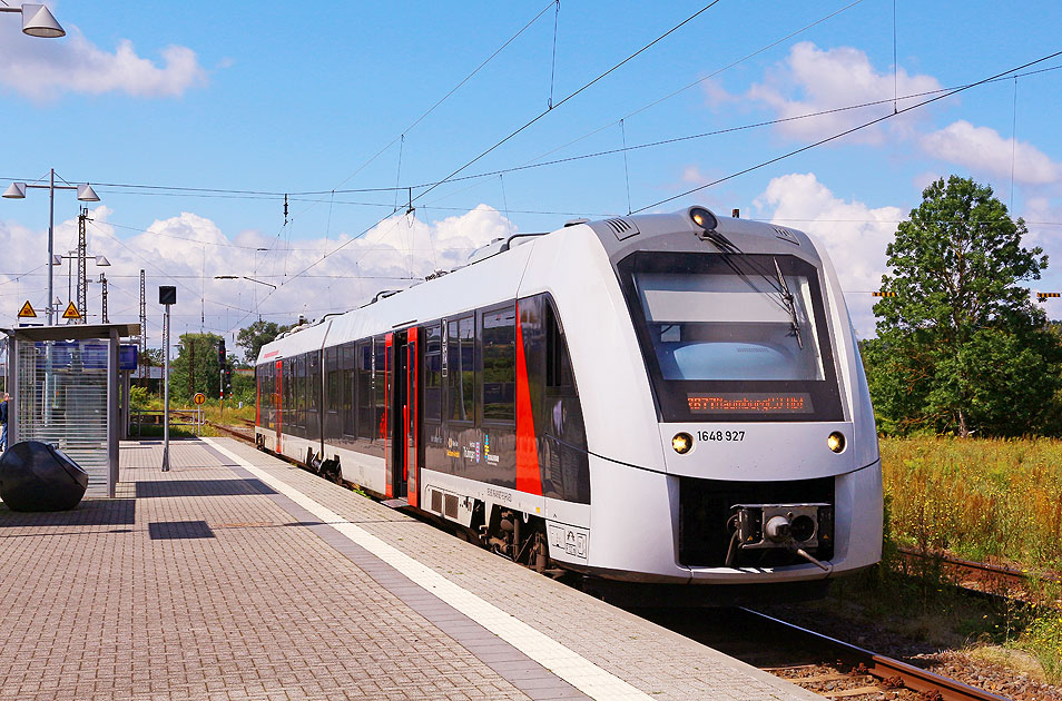 Ein Abellio Lint im Bahnhof Naumburg Hbf