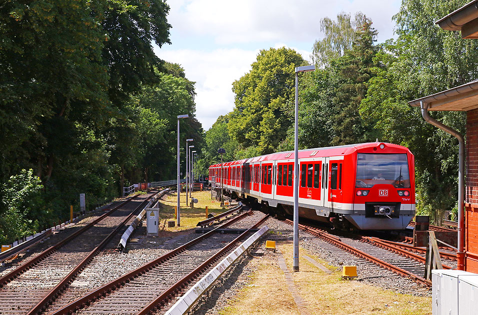 Eine S-Bahn im Bahnhof Hamburg-Othmarschen