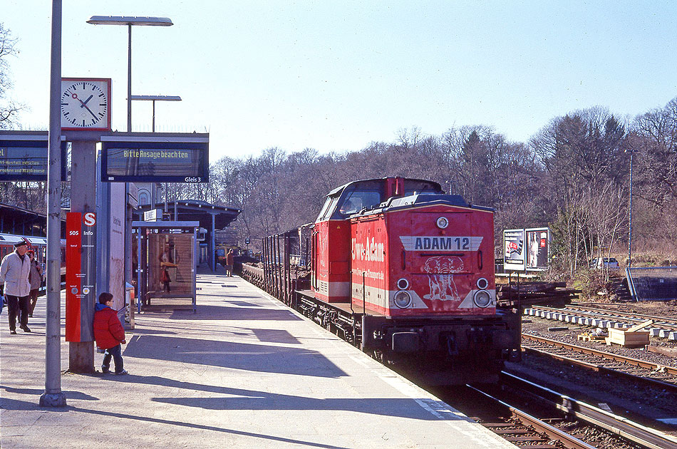 Eine Ost V 100 im Bahnhof Hamburg-Blankenese