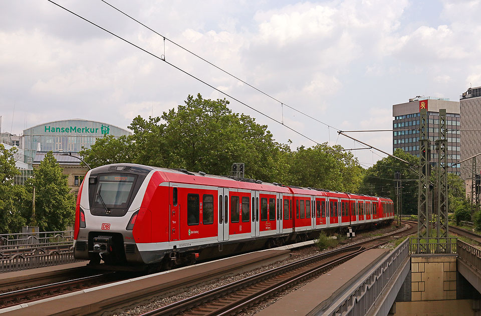 Eine S-Bahn im Hamburger Dammtorbahnhof