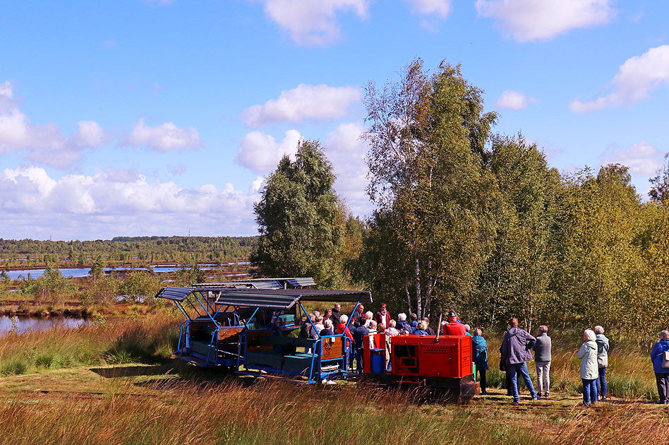 Die Rote Lok von der Torfbahn im Himmelmoor