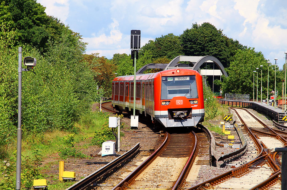 Eine S-Bahn der Baureihe 474 im Bahnhof Hamburg-Ohlsdorf