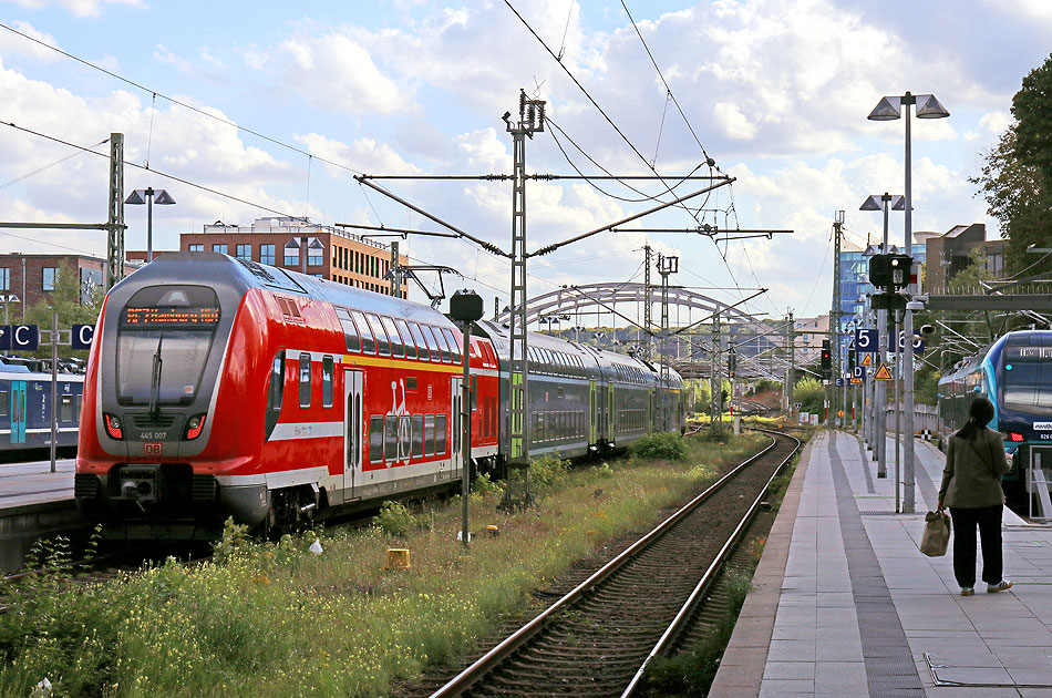 Ein Triebwagen der Baureihe 445 in Kiel Hbf