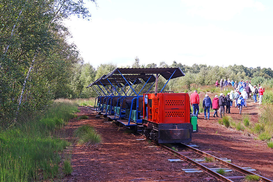 Die Rote Lok von der Torfbahn im Himmelmoor