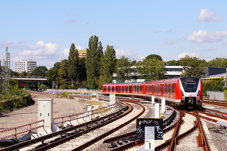 Eine S-Bahn der Baureihe 490 im Kehrgleis vom Bahnhof Hamburg Diebsteich