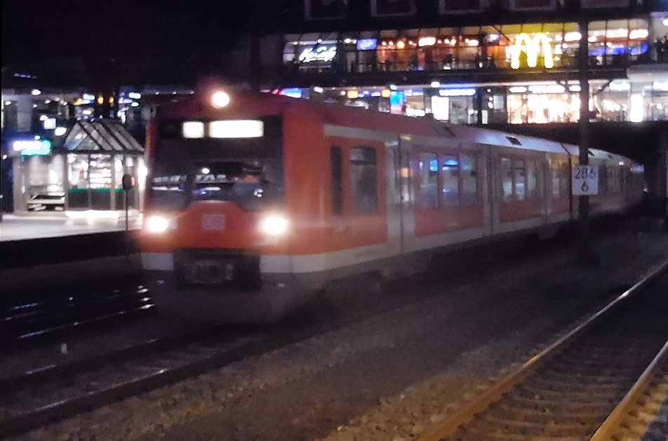 Eine S-Bahn im Hamburger Hauptbahnhof auf Gleis 9