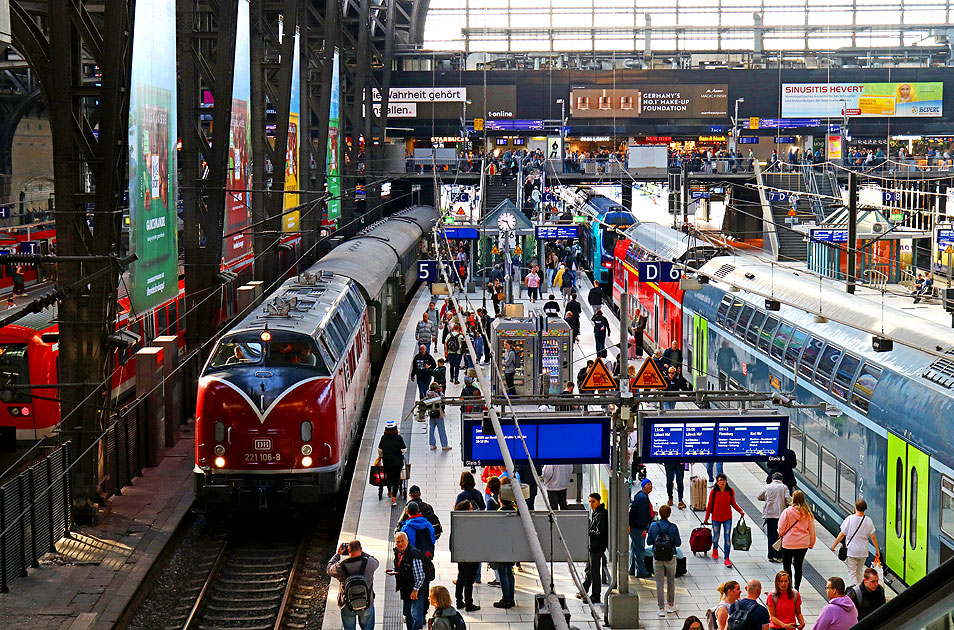 Die 221 106-8 im Hamburger Hauptbahnhof